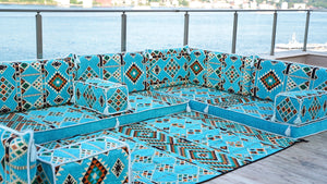 أرائك مقطعية على شكل حرف U باللون الأزرق الفاتح، وسائد أرضية، طقم أريكة أرضية عربية، أريكة حديقة من البليت، مجلس عربي