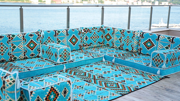 أرائك مقطعية على شكل حرف U باللون الأزرق الفاتح، وسائد أرضية، طقم أريكة أرضية عربية، أريكة حديقة من البليت، مجلس عربي