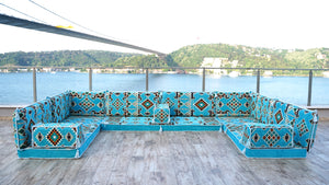 أرائك مقطعية على شكل حرف U باللون الأزرق الفاتح، وسائد أرضية، طقم أريكة أرضية عربية، أريكة حديقة من البليت، مجلس عربي