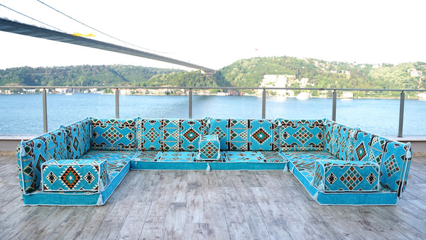 أرائك مقطعية على شكل حرف U باللون الأزرق الفاتح، وسائد أرضية، طقم أريكة أرضية عربية، أريكة حديقة من البليت، مجلس عربي