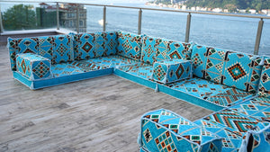 أرائك مقطعية على شكل حرف U باللون الأزرق الفاتح، وسائد أرضية، طقم أريكة أرضية عربية، أريكة حديقة من البليت، مجلس عربي