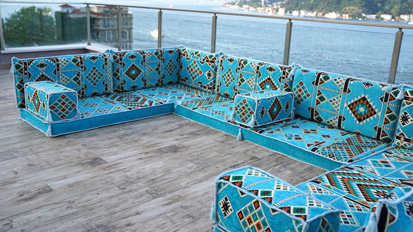 أرائك مقطعية على شكل حرف U باللون الأزرق الفاتح، وسائد أرضية، طقم أريكة أرضية عربية، أريكة حديقة من البليت، مجلس عربي