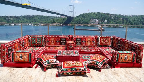 U-förmiges rotes arabisches Sofa-Set, orientalische Bodensofas, rote Bodenkissen, arabischer Majlis, türkische Bodensitzgelegenheiten