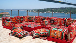 U-förmiges rotes arabisches Sofa-Set, orientalische Bodensofas, rote Bodenkissen, arabischer Majlis, türkische Bodensitzgelegenheiten