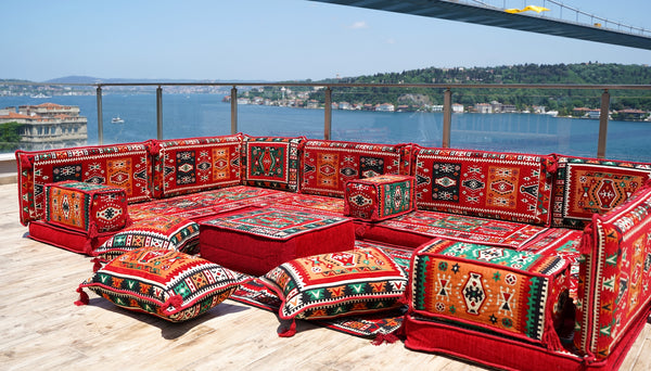 U-förmiges rotes arabisches Sofa-Set, orientalische Bodensofas, rote Bodenkissen, arabischer Majlis, türkische Bodensitzgelegenheiten