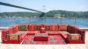U-förmiges rotes arabisches Sofa-Set, orientalische Bodensofas, rote Bodenkissen, arabischer Majlis, türkische Bodensitzgelegenheiten