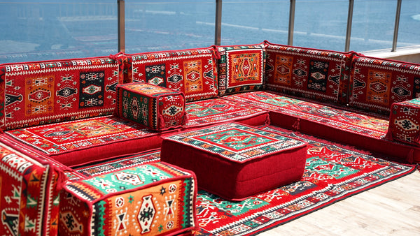 U-förmiges rotes arabisches Sofa-Set, orientalische Bodensofas, rote Bodenkissen, arabischer Majlis, türkische Bodensitzgelegenheiten