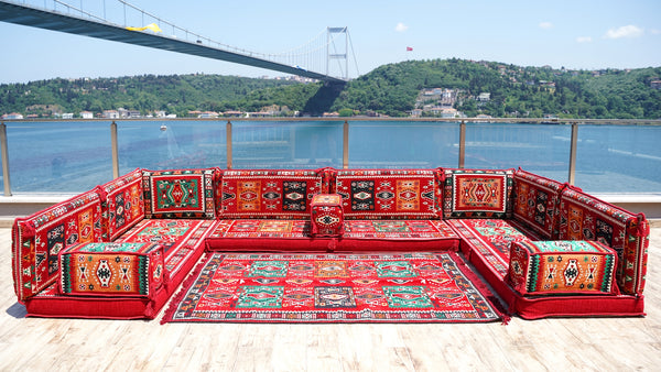 U-förmiges rotes arabisches Sofa-Set, orientalische Bodensofas, rote Bodenkissen, arabischer Majlis, türkische Bodensitzgelegenheiten