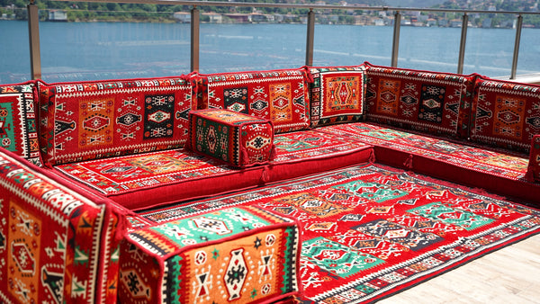 U-förmiges rotes arabisches Sofa-Set, orientalische Bodensofas, rote Bodenkissen, arabischer Majlis, türkische Bodensitzgelegenheiten