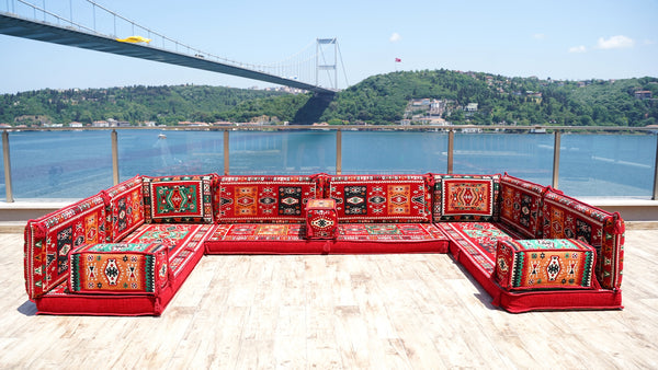 U-förmiges rotes arabisches Sofa-Set, orientalische Bodensofas, rote Bodenkissen, arabischer Majlis, türkische Bodensitzgelegenheiten