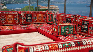 U-förmiges rotes arabisches Sofa-Set, orientalische Bodensofas, rote Bodenkissen, arabischer Majlis, türkische Bodensitzgelegenheiten